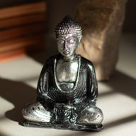 Černá a šedá Buddha - Střední