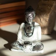 Bílý a šedý Buddha - Střední
