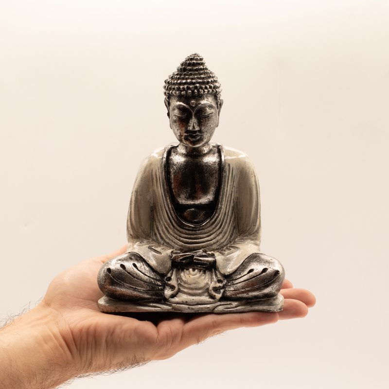 Bílý a šedý Buddha - Střední