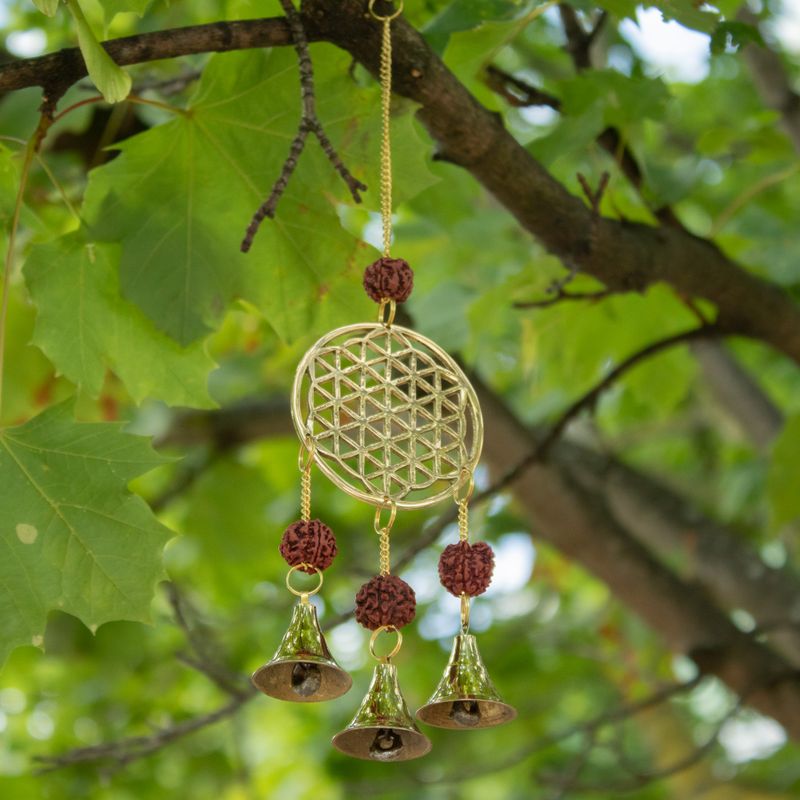 Indické zvonky - mosazný Květ života s korálkami Rudraksha - 3 zvonky - 6 × 27 cm