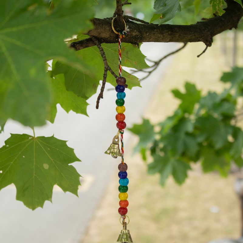 Indické zvonky - mosazné OM se šňůrou korálků čakry - zvonky na šňůře - 53 cm