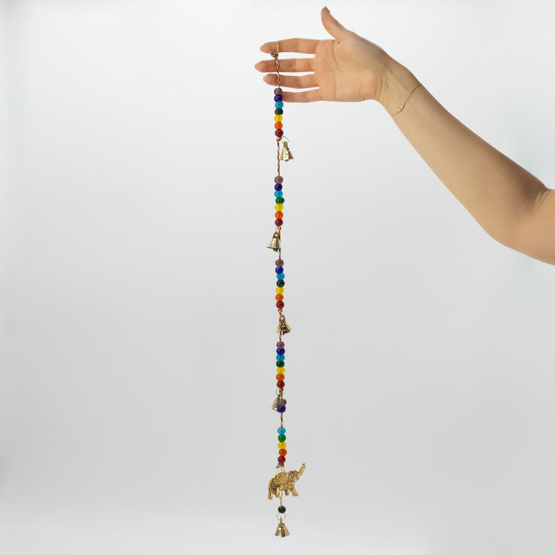 Indické zvonky - mosazný slon s korálky čakry, zvonky na šňůrce - 53 cm