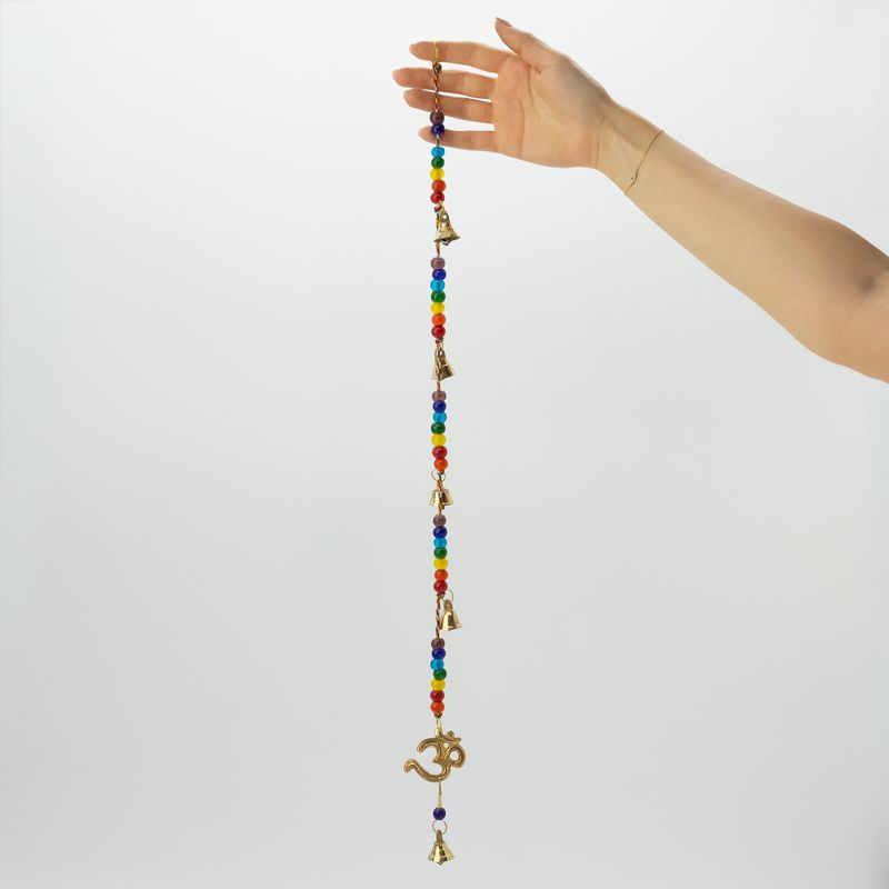 Indické zvonky - mosazné OM se šňůrou korálků čakry - zvonky na šňůře - 53 cm