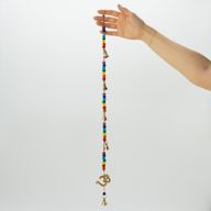 Indické zvonky - mosazné OM se šňůrou korálků čakry - zvonky na šňůře - 53 cm