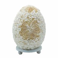Boho lampa z mořských mušlí - oválná vyřezávaná umělecká mušle - 15 cm