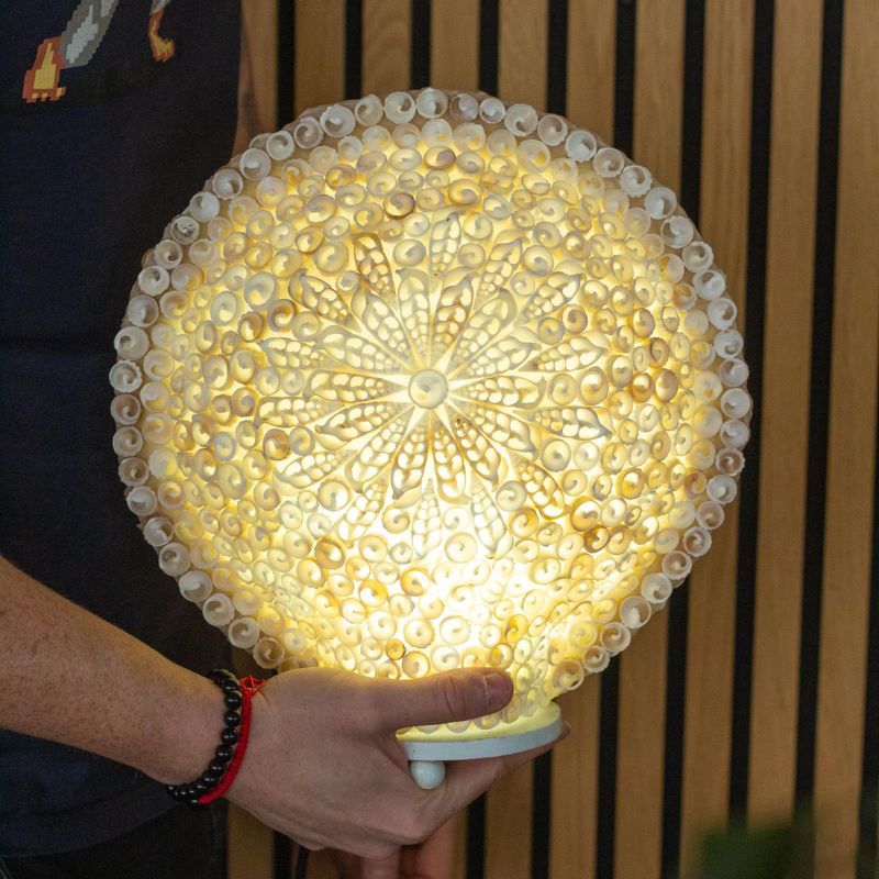 Boho lampa ze mořské mušle - řezaná umělecká mušle, velká kulatá - 30 cm