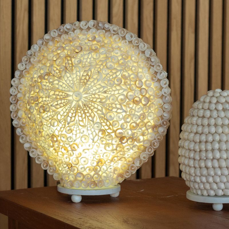 Boho lampa ze mořské mušle - řezaná umělecká mušle, velká kulatá - 30 cm