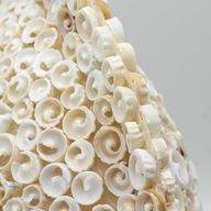 Boho lampa ze mořské mušle - řezaná umělecká mušle, velká kulatá - 30 cm