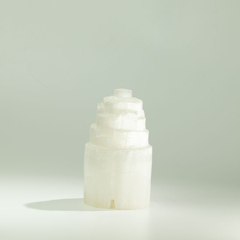 Přírodní selenitová věžová lampa - 15 cm