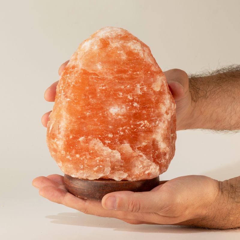 Kvalitní přírodní solná lampa – s podstavcem, přibližně 2–3 kg