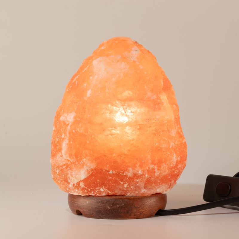 Kvalitní přírodní solná lampa – s podstavcem, přibližně 2–3 kg