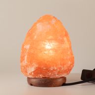 Kvalitní přírodní solná lampa – s podstavcem, přibližně 2–3 kg
