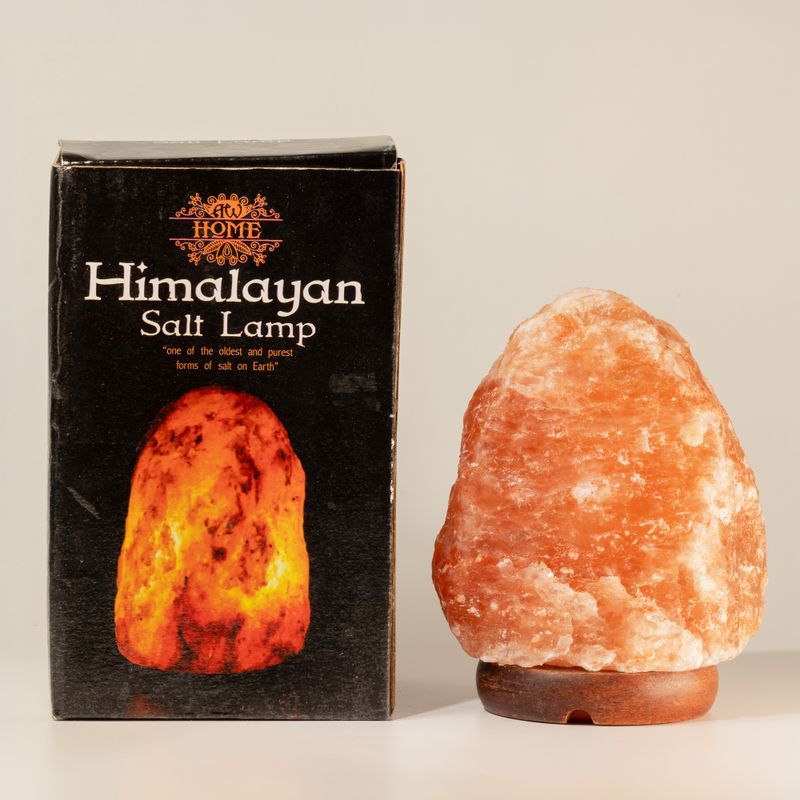Kvalitní přírodní solná lampa – s podstavcem, přibližně 2–3 kg
