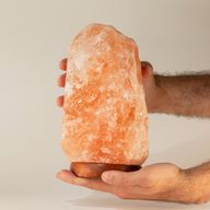 Kvalitní přírodní solná lampa - a základna přibližně 3–5 kg