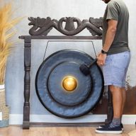 Velký gong v hnědém starožitném stojanu - 80 cm - černý