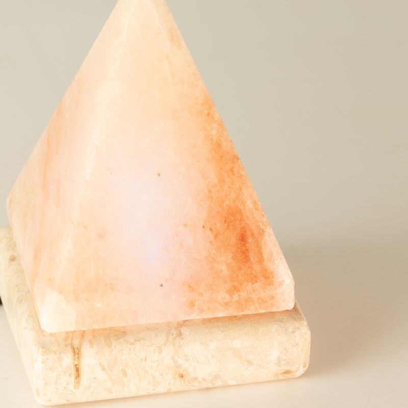 Kvalitní USB pyramidová solná lampa – 9 cm (vícebarevná)