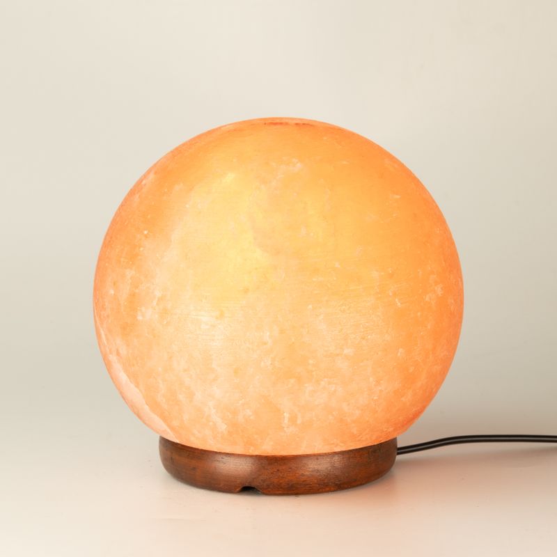 Solná lampa – koule s velkou dřevěnou základnou 3-4 kg