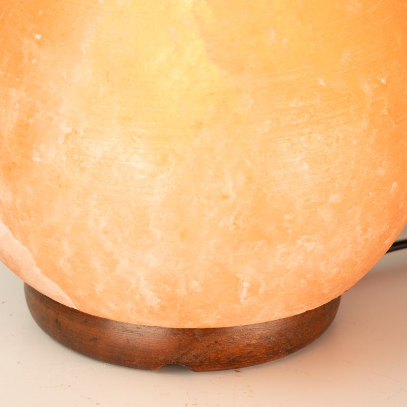 Solná lampa – koule s velkou dřevěnou základnou 3-4 kg