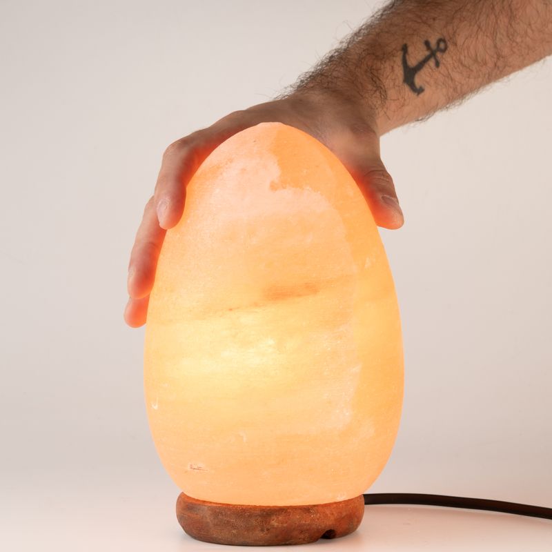 Solná lampa ve tvaru vejce - dřevěný podstavec