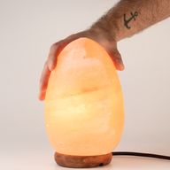 Solná lampa ve tvaru vejce - dřevěný podstavec