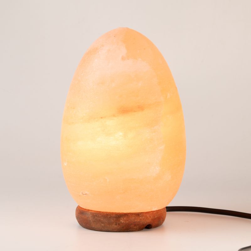 Solná lampa ve tvaru vejce - dřevěný podstavec