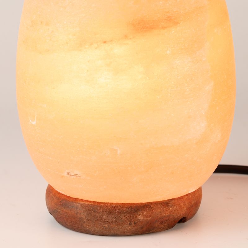 Solná lampa ve tvaru vejce - dřevěný podstavec