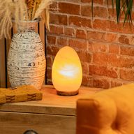 Solná lampa ve tvaru vejce – dřevěná základna