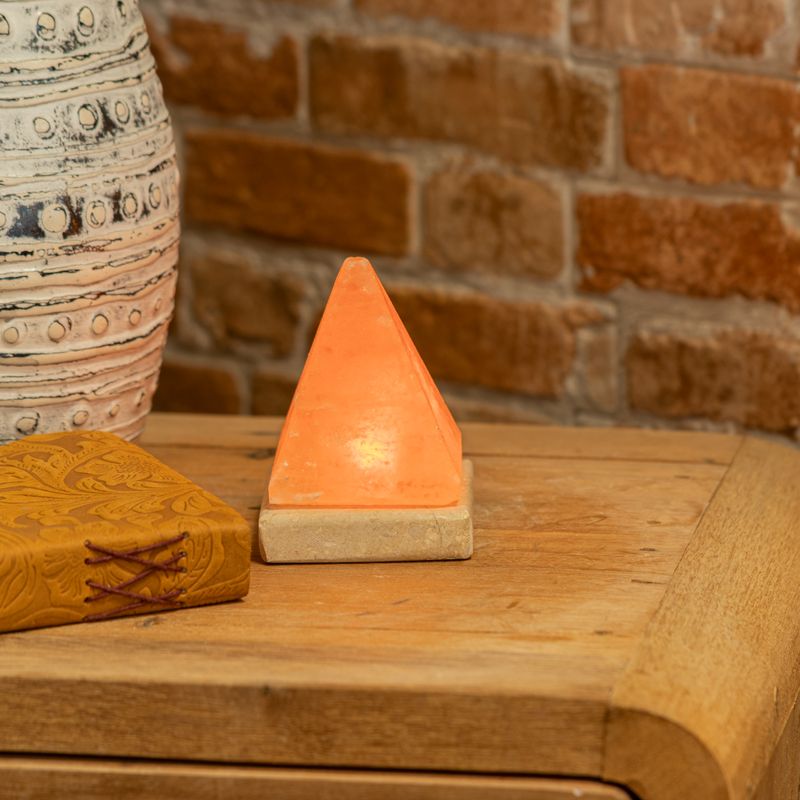 Kvalitní USB pyramidová solná lampa - 9 cm (1 kus)