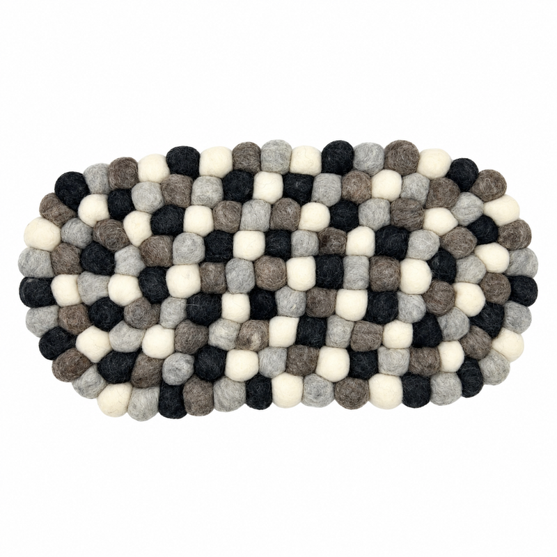 Oválná podložka z plstěných kuliček - 38x18cm vícebarevná šedá