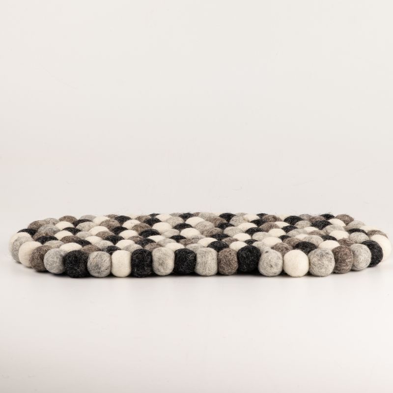 Oválná podložka z plstěných kuliček - 38x18cm vícebarevná šedá