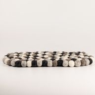 Oválná podložka z plstěných kuliček - 38x18cm vícebarevná šedá