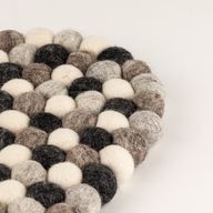 Oválná podložka z plstěných kuliček - 38x18cm vícebarevná šedá