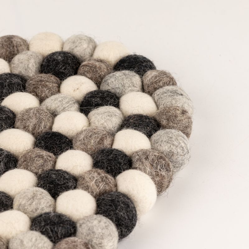 Oválná podložka z plstěných kuliček - 38x18cm vícebarevná šedá