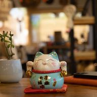 Keramická pokladnička Kočka pro štěstí - modrá na polštářku