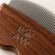 PAW Grooming Tools - Mini Hřeben na Blechy a Citlivé Oblasti - Ořechové Dřevo