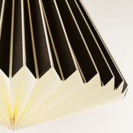 Teplé Geometrické Papírové Stínidlo ve Tvaru Kuželu