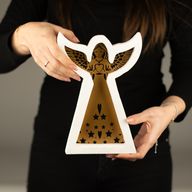 Anděl z mangového dřeva - bělený s vyřezávanou železnou dekorací - 22 cm