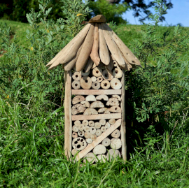 Vysoká Budka Pro Včely a Hmyz z Naplaveného Dřeva
