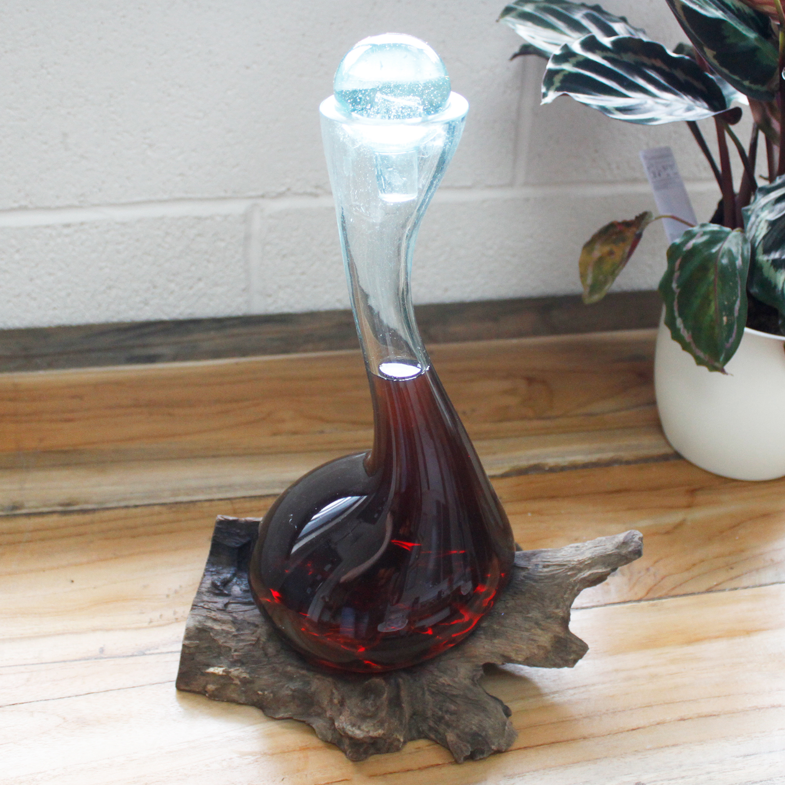 Tavené sklo na dřevě - Karafa na víno